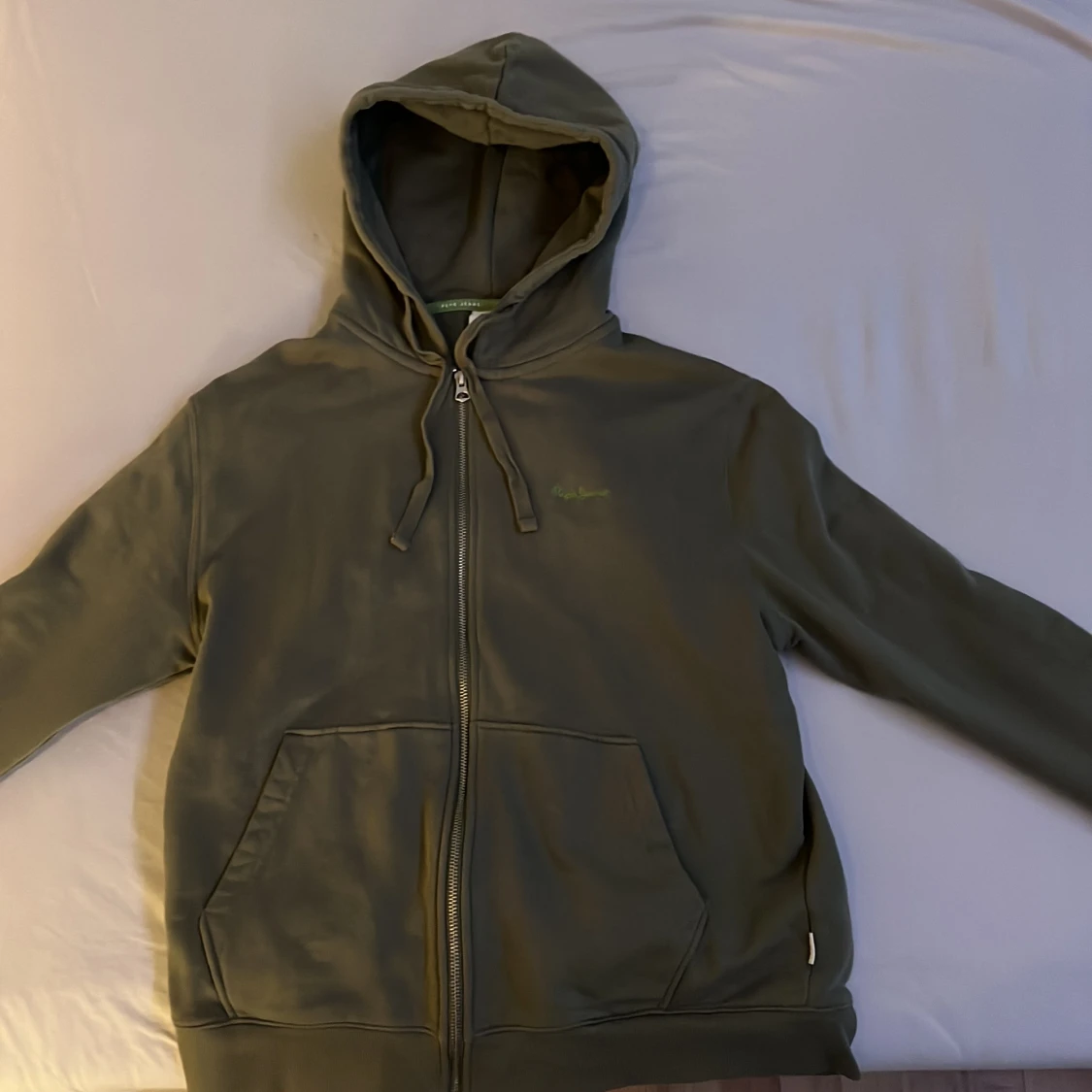 Olivgrön hoodie från Pepe Jeans (L/M)