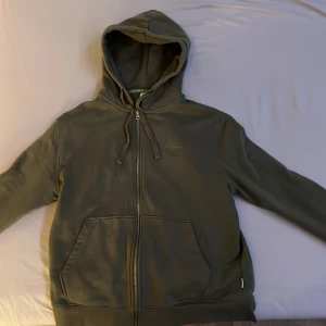 Olivgrön hoodie från Pepe Jeans (L/M) - Olivgrön hoodie från Pepe Jeans. Nypris 1079kr. Den är lite mindre i storleken, sitter nästan som storlek M.