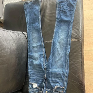 Blå bootcut jeans - Slutsålda jeans från Gina Tricot!