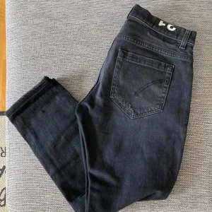 Dondup George Jeans Svarta - Dondup George jeans - Svart - Storlek: 31 - Mycket bra skick (en knapp har lossnat vid gylfen men ingenting som syns) - Nypris: 3499kr - Mitt pris: 649kr - hör av dig vid funderingar 💫