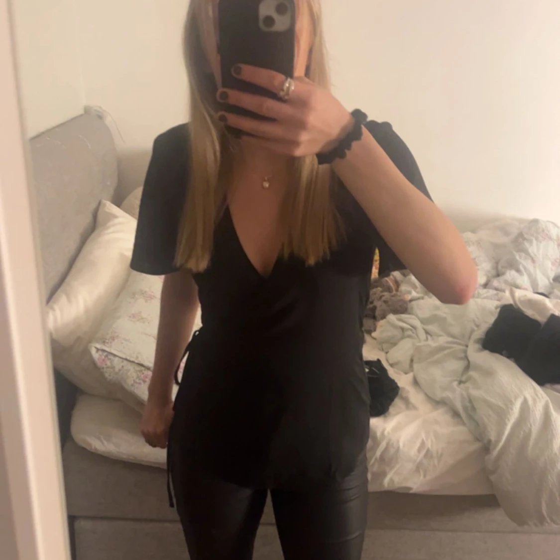 Svart omlottopp från Vila