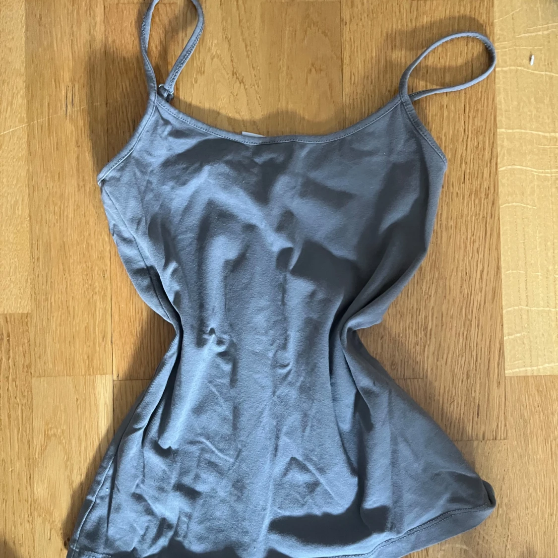 Grå linnetopp med smala axelband