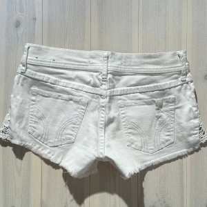 Vita hollister shorts  - Midjemått: 38cm. Passar 36/38. Kolla in min profil och följ för fler plagg🙌