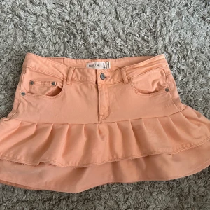 Jeanskjol / volangkjol - Aprikos färgad jeanskjol/ volangkjol som jag själv har sytt! midjemåttet totalt är 83cm!
