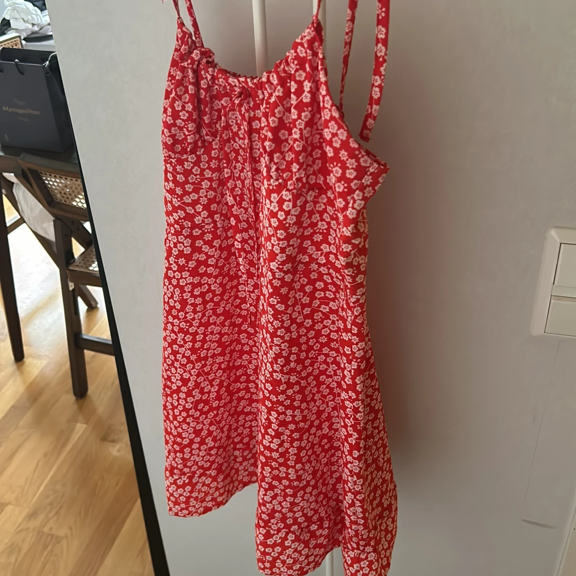 Röd blommig sommarklänning med knyt - 2