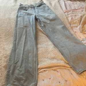 Ljusblåa wide jeans  - Säljer ett par ljusblå wide jeans. Jeansen är i allmänt bra skick men är lite slitna nertill som man ser på en av bilderna. Priset går att diskutera och de är bara att höra av sig vid frågor.