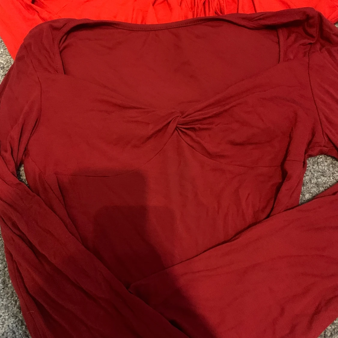 Två långärmade croppade toppar röd - 1