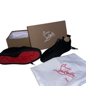 Christian Louboutin utan spikar - Svarta mocha skor utan spikar. Användes bara till en student fäst sedan har jag tvättat bort smutsen from sulorna. Ser helt nya ut!  Ju snabbare köp desto bättre pris! Skicka ett bud och vi tar det därifrån. 