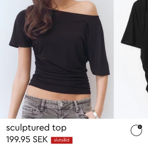   Gina Tricot - Sculptured Top - Trendig svart topp från Gina Tricot med offshoulder-design och korta ärmar. Helt ny och oanvänd. Inga defekter 💕