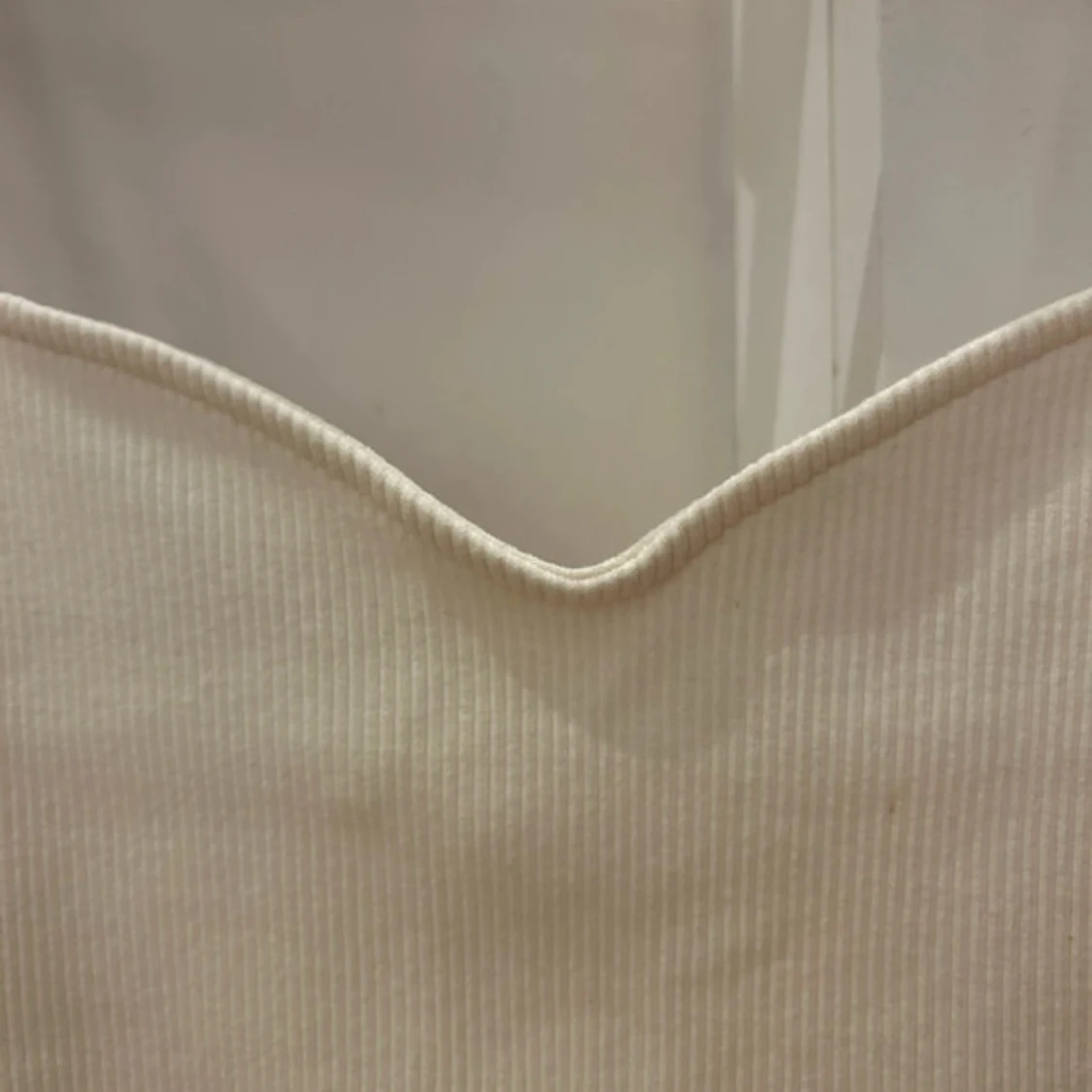 Vit ribbad linnetopp med smala band - 1