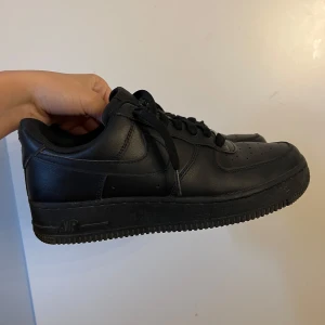 Svarta Nike Air Force 1 sneakers - Prisförslag går att diskutera vid snabb affär