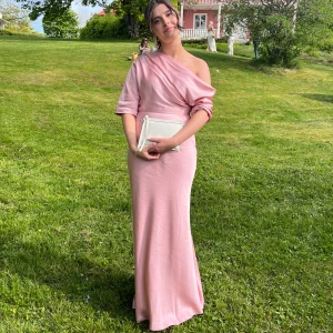 Balklänning malina  - Säljer min balklänning från malina 💗inga defekter, storlek 36  Pris kan diskuteras! Köpt för 3600 kr 