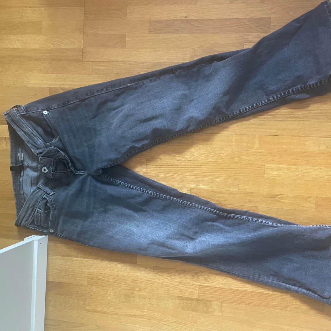 Mörkgrå lågmidjade botcut från hm - 1