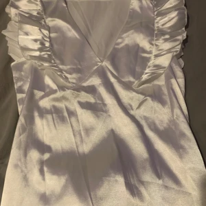 Vit satin tröja med volangdetaljer - Supersnygg vit blus  i satin med v-ringning 💞