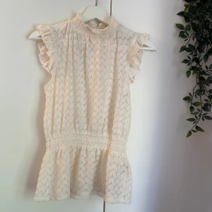 Vit blus - Knappt använd blus med resår i midjan! 💞