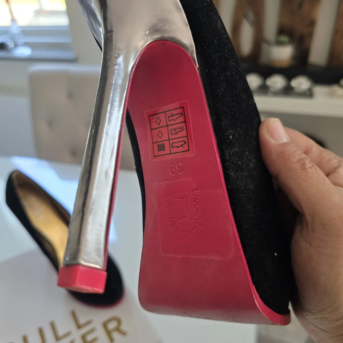 Svarta pumps från Bullboxer med silverklack - 2