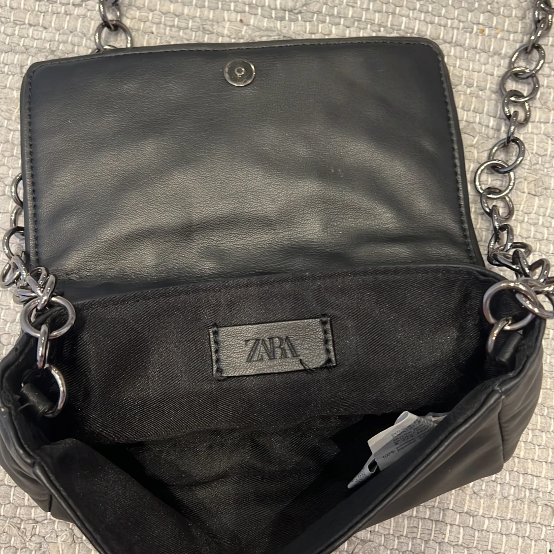 Svart axelväska med nitar från Zara - 1