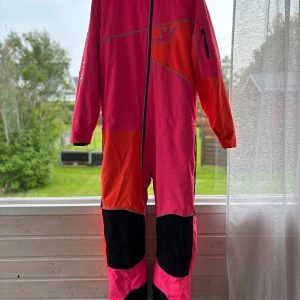 Skoteroverall, rosa, JEHWEAR  - Rosa skoteroverall från JEHWEAR storlek 158
