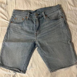 Levis Jeansshorts - W29   I princip oanvända. Perfekta för sommaren.
