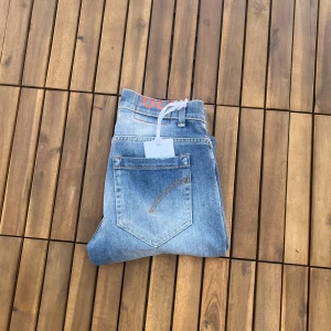 Dondup george jeans - Snygga blå jeans från Dondup i modellen George. Jeansen är i W29 men sitter som W28, be om mått så får ni exakta storleken! Jeansen är helt nya med lappar på, aldrig använda endast testade i butiken! Nypris är runt 3200kr! Mitt pris endast för 799kr!! Kontakta mig vid minsta fundering!