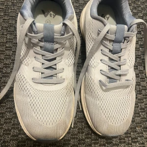 Ljusblå sneakers från Vty, storlek 40 - ✨Snygga ljusblå sneakers från Vty i storlek 40. Skorna har meshdetaljer för extra andningsförmåga, klassisk snörning och en platt sula. Perfekta för dig som gillar en clean och sportig look. Ovandelen är i syntetmaterial och textil.✨