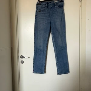 Blå raka jeans från Odd Molly - Snygga blå jeans i klassisk rak modell. Jeansen har fem fickor, bälteshällor och en diskret logga vid fickan. Tillverkade i mjukt denimtyg som ger en avslappnad känsla. Perfekta till sneakers eller boots. Från märket Odd Molly i storlek W27 som ungefär motsvarar en storlek S. Mycket fint skick, jag hittar inga synliga anmärkningar eller defekter. 
