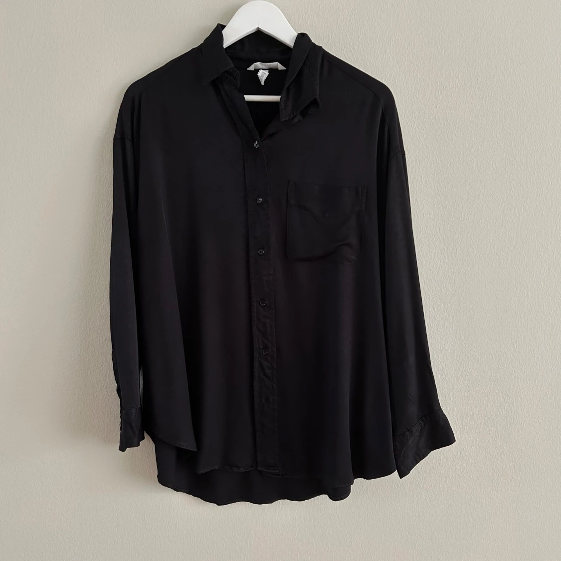 Svart oversized skjorta i satin-look