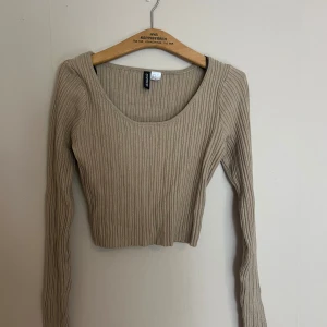 Cropad tröja - Använd men i gott skick. Ljusare i verkligheten 