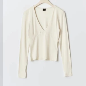 Gina tricot Soft touch - Gina tricot tröja som är V ringad, skit söt men använder aldrig. Använd fyra gånger ish. Säljer i Röd och Marinblå, köp alla och du får de för 375!