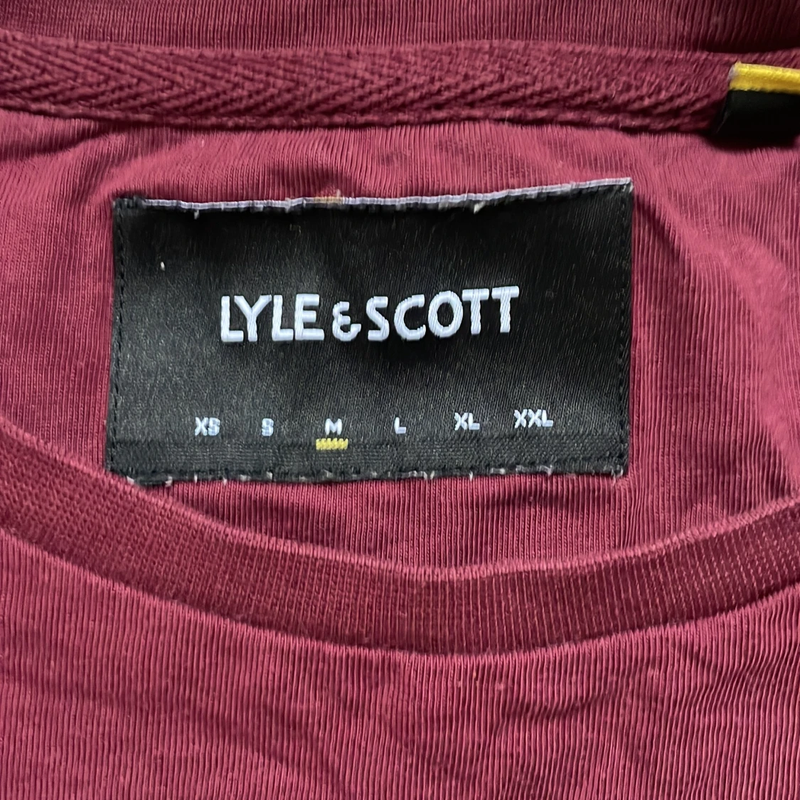 Vinröd t-shirt från Lyle & Scott - 1