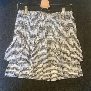 Mönstrad volangkjol - Jättesöt kjol från Tommy Hilfiger. Har enstaka lösa trådar men inget man märker. Säljer för att den inte passar min stil längre.