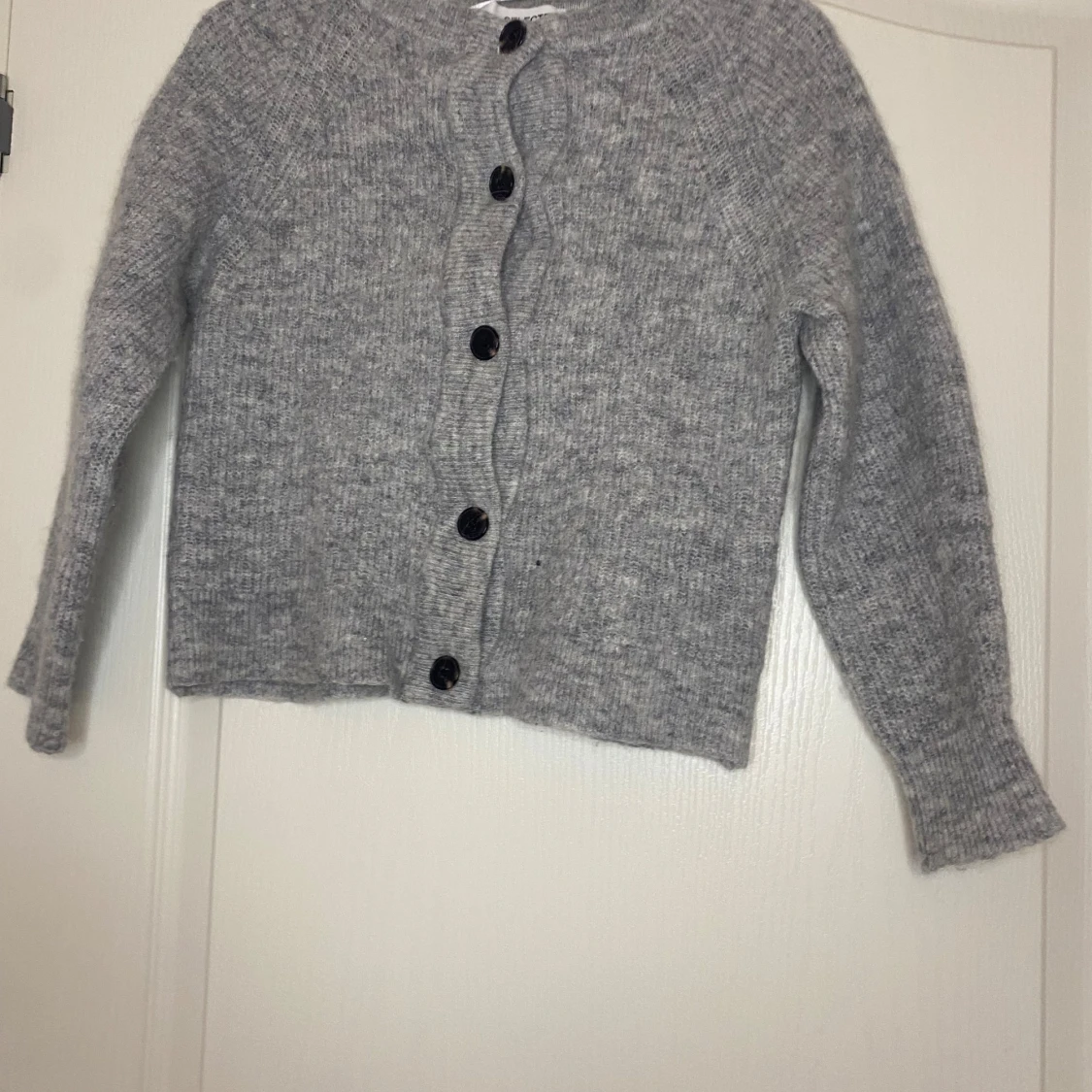 Grå stickad kofta från Selected Femme