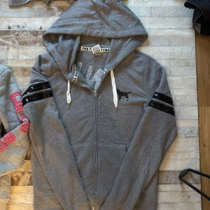 fur hoodies/zip ups - Alla hoodies är min mammas gamla, den första är Victoria secret, andra är unknown, tredje är Juicy Couture, sista vet jag inte. SIZE SMALL ALLA (Skriv till mig om intresserad)