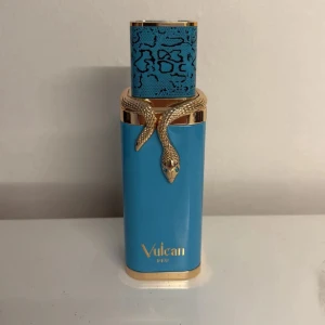 Vulcan Feu 10ml - Vulcan Feu 10ml. Unik och tropisk sommardoft! Efterliknar Stephanie Humbert Lucas ”God of fire” perfekt doft för sommaren! 5% rabatt vid köp av bundle/minst 2 varor. 