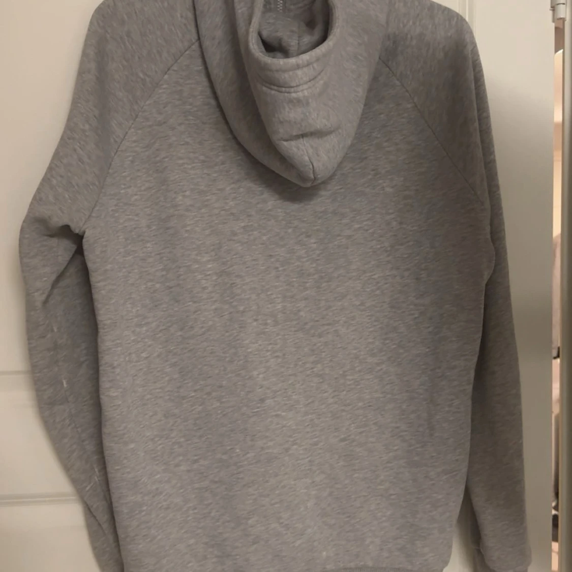 Grå hoodie från Peak Performance - 1