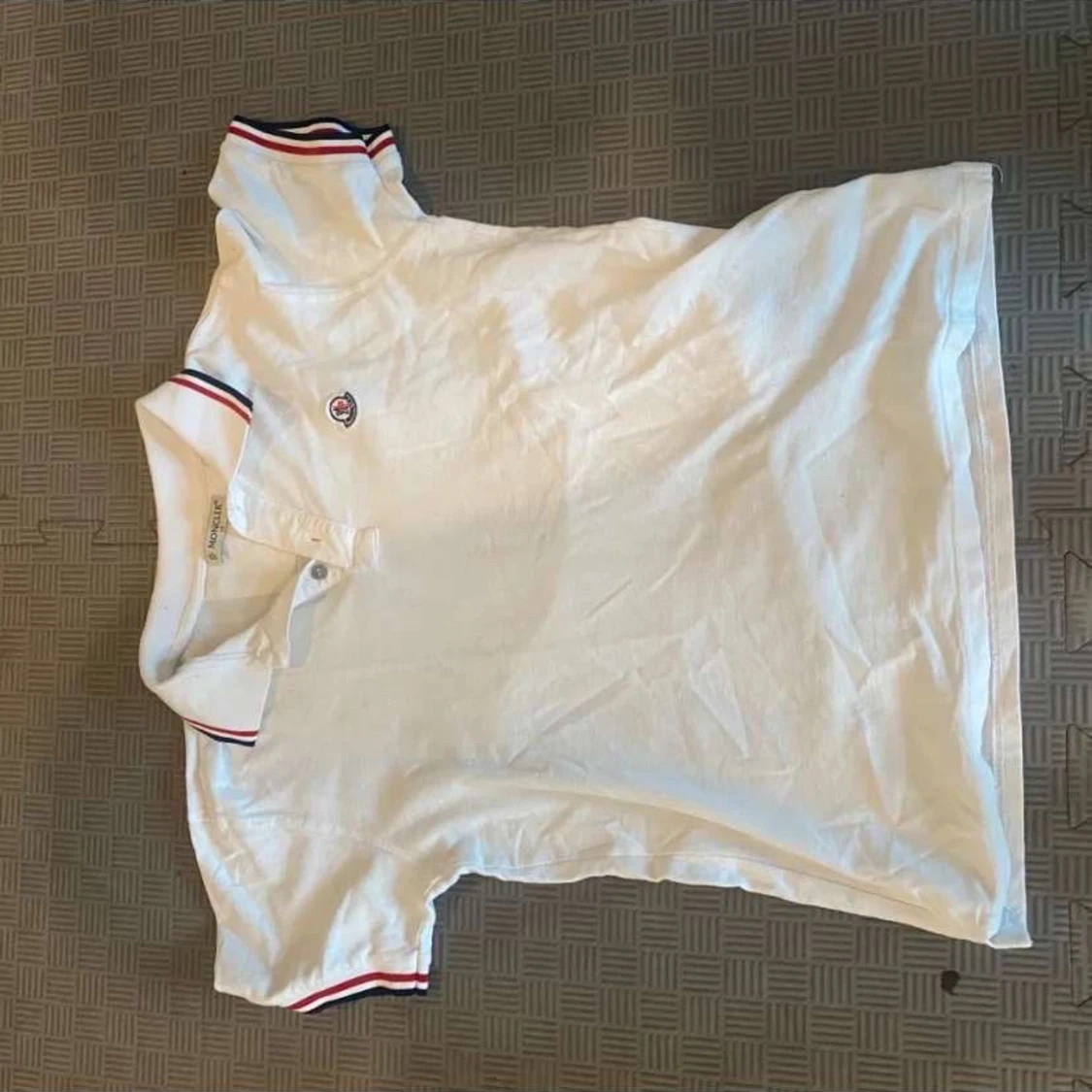 Vit pikétröja från Moncler