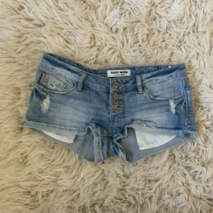 Tally weijl blåa lågmidjade jeanshorts - 📦POSTAR IDAG 13 JUNI!!!📦✅ Midja rakt över: ca 37 cm💞Storlek: 34! Två sista bilderna lånade av ”Bompis” men exakt likadana jeanshorts i samma storlek!💞