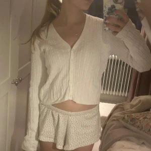 Vit kabelstickad kofta Brandy Melville - Säljer denna superfina kabelstickade koftan från Brandy Melville! Såå fin att ha över en klänning nu till sommaren ❤️‍🔥❤️‍🔥 knappt använd överhuvudtaget! 