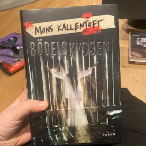 Bödelskyssen - En spännande deckare om kriminalinspektör Malin Fors som återvänder till Sverige och kastas in i en mörk och intensiv jakt på en mördare. Perfekt för dig som gillar nervkittlande mysterier och starka karaktärer!