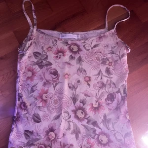 Fint linne från Capri collection!! - Använt 1 gång men den är lite stor på mig💗Den är finare i solljuset!!!!! Den är creméfärgad med en väldigt fin rosa på blommorna💞💞PRISET KAN DISKUTERAS!!