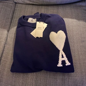Ami Paris - Säljer min Navy Ami Paris i storlek M.