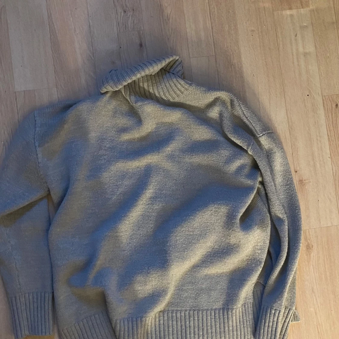 Grå stickad polotröja