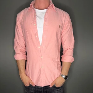 Ralph lauren skjorta - Hej säljer nu min fina Ralph lauren skjorta i storlek M. Den är i nyskick och kommer vara otroligt snygg på sommaren. Nypris cirka 1600kr! Vi kommer att sälja liknande produkter nu i sommar så glöm inte följa profilen!🌊🍾