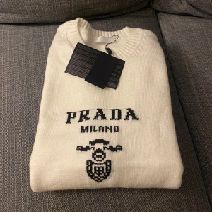 Prada Tröja - Säljer denna tröja i storlek M.