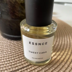 ESSNCE Sweet Cara  - Säljer parfym från ESSNCE i doften Sweet Cara, 50 ml