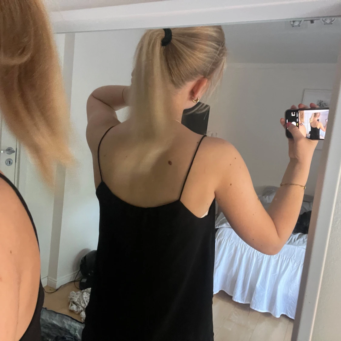 Svart linnetopp med tunna axelband - 3