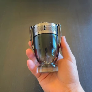 Paco Rabanne Invictus parfym - Passa på nu att få in den här härliga doften in i samlingen! En discontinued Paco Rabanne Invictus parfym i den ikoniska troféformade flaskan. Flaskan är i glas med mörkgrå och silverfärgade detaljer, och har ett sportigt och unikt utseende som sticker ut i badrumshyllan. Synd att den ska bort, men tänkte att nu ska en del av samlingen bort. Skulle säga att 60/100ml återstår. 