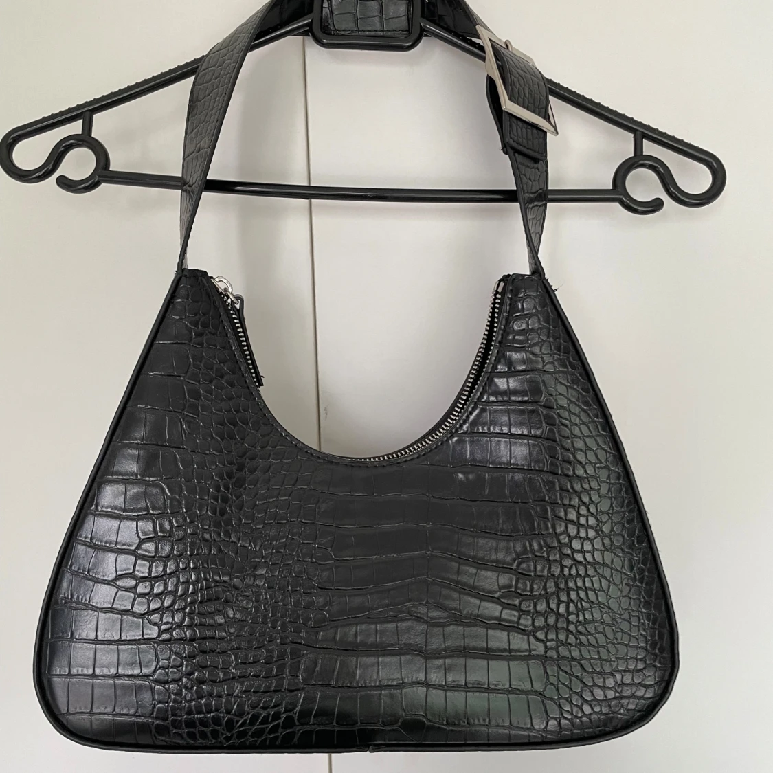 Svart axelväska i crocopräglat skinn