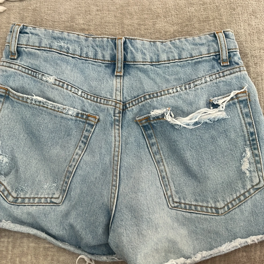 Ljusa slitna jeansshorts från Zara - 1