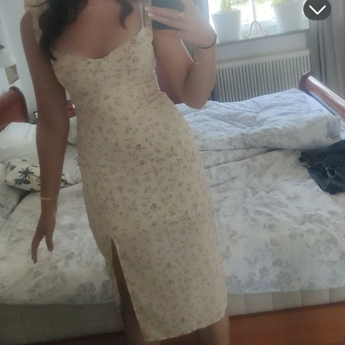 Blommig ljus långklänning med slits